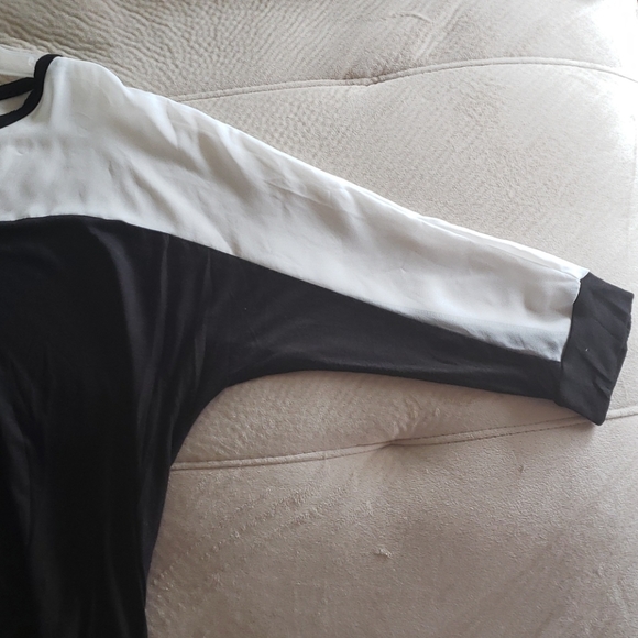 Black and White Top - Picture 3 of 5